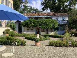 Authentique Château du XVIIème avec Chambres d'Hôtes, Gite et Granges